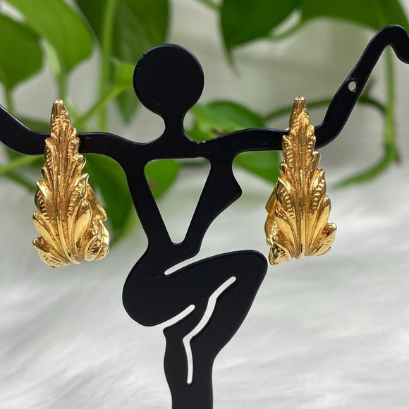 Vintage Signed ART Gold Tone Leaf Pierced Earrings - Picture 1 of 9